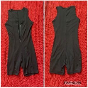 Black Sleeveless zip up fitted short romper READ DESCRIPTION